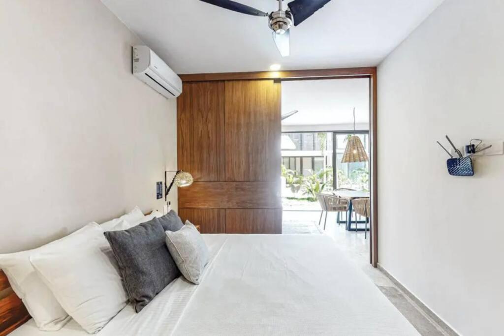108 Amena Minutes to the Beach with Pool & Gym