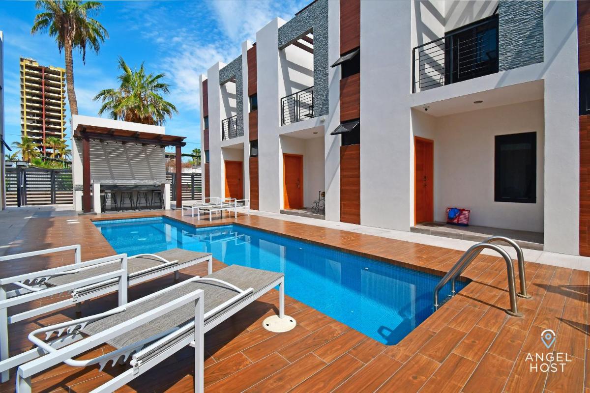 2Story Townhome wPool Onsite and 20Steps to Beach