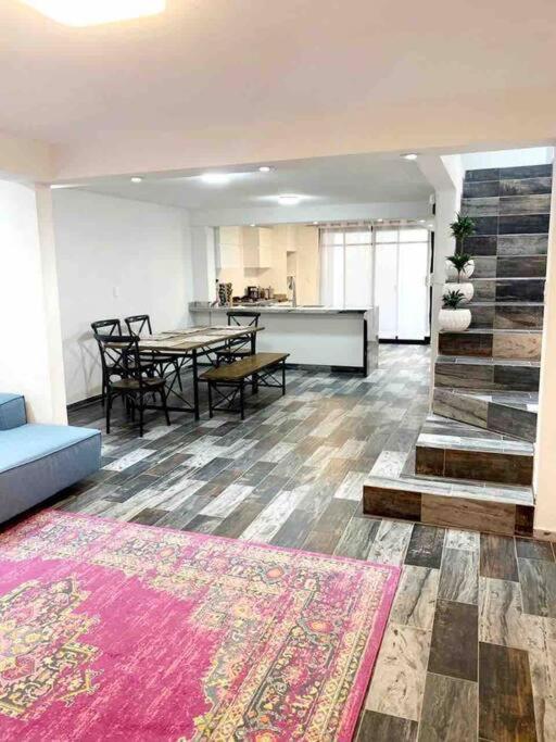 4 habitaciones, 5 baños, 12 huéspedes, Centro Expositor