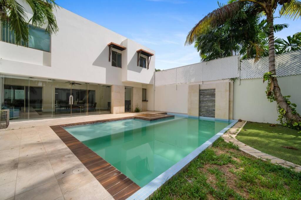 4BR family house with pool