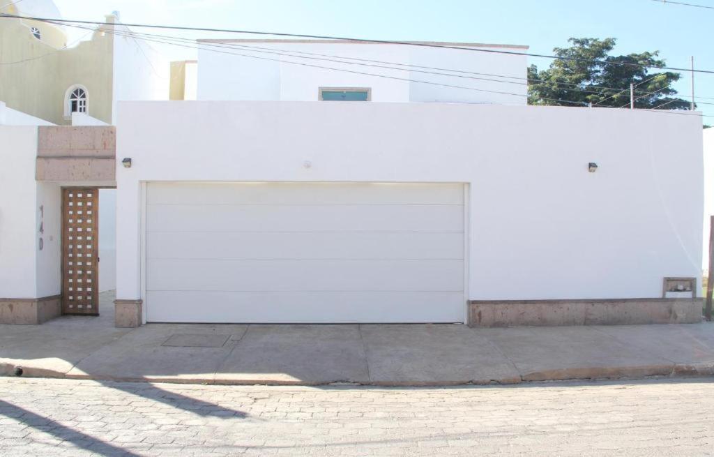 Amplio apartamento en zona residencial bien ubicada cerca del mar