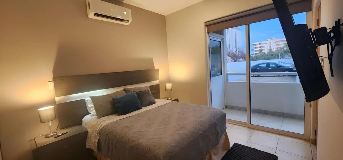 Bahia del Tezal 103b, 1BR Modern condo big rooftop pool walk to beach through Riu hotel