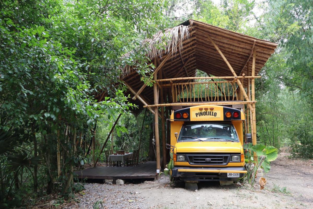 Caravana junto al río en la huasteca potosina