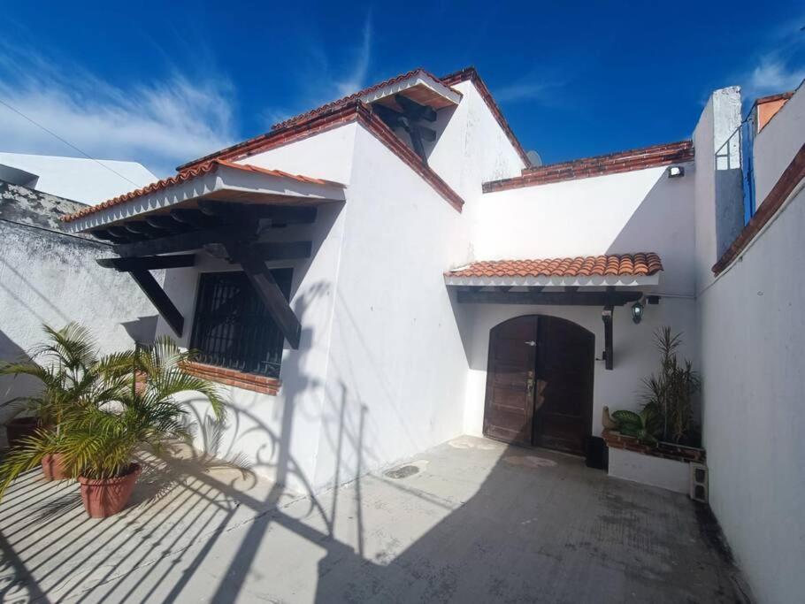 Casa 3 habitaciones 3 baños a unos pasos del mercado 28 y el ADO