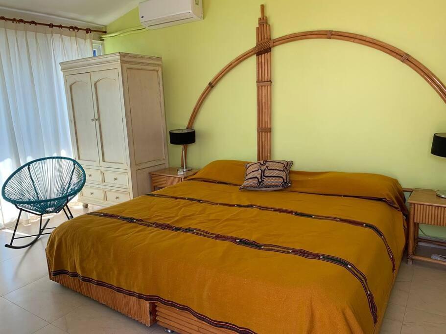 Casa Azul en la orilla del Lago Tequesquitengo