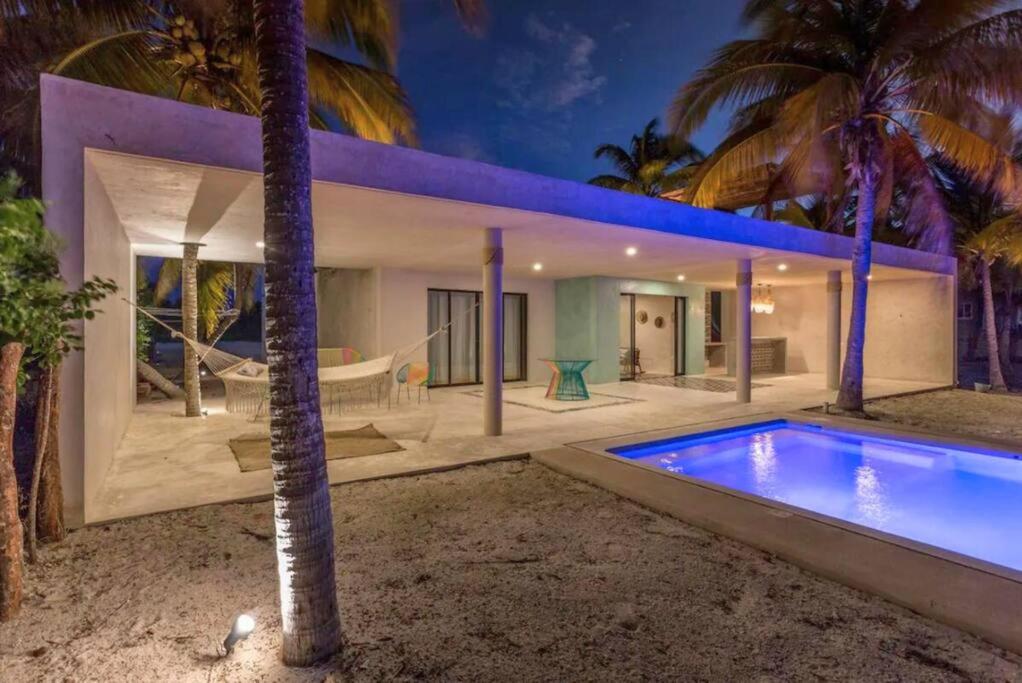 Casa en la playa frente al mar con alberca
