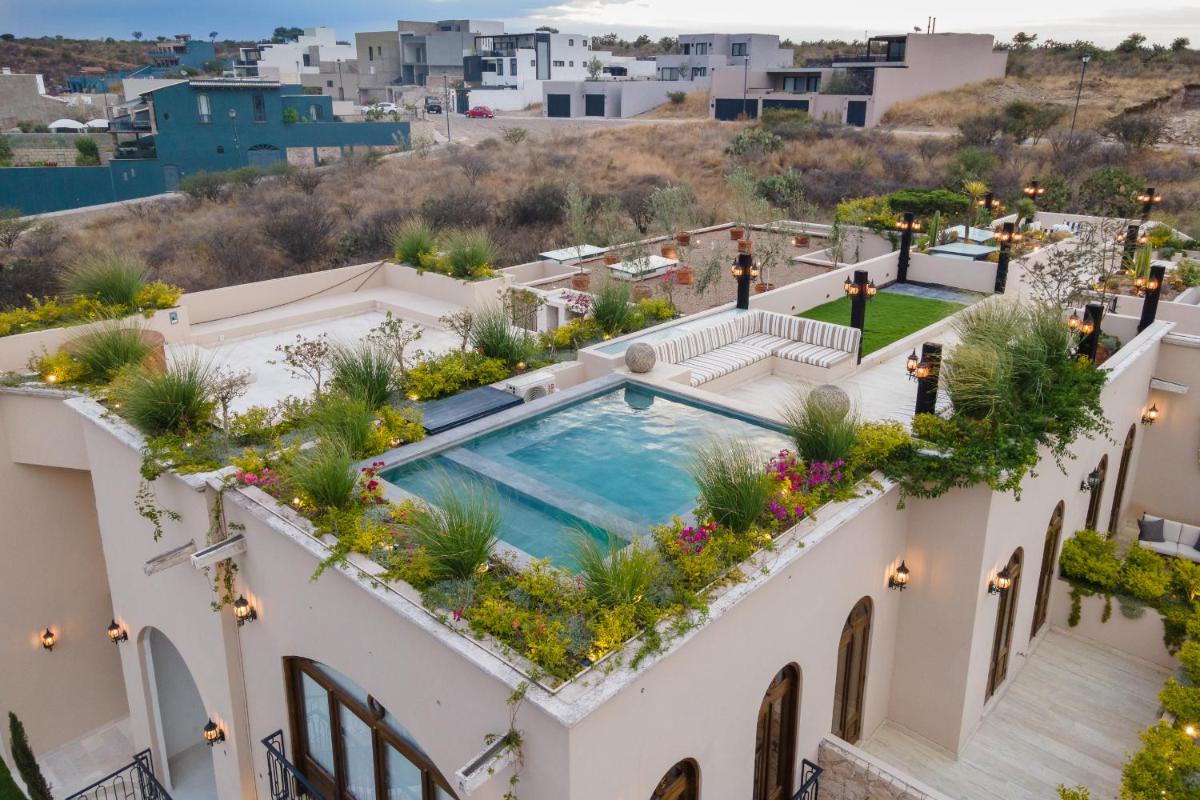 Casa Malanquin, 4BR Designer Luxury Villa with Heated Pool & Golf Views
