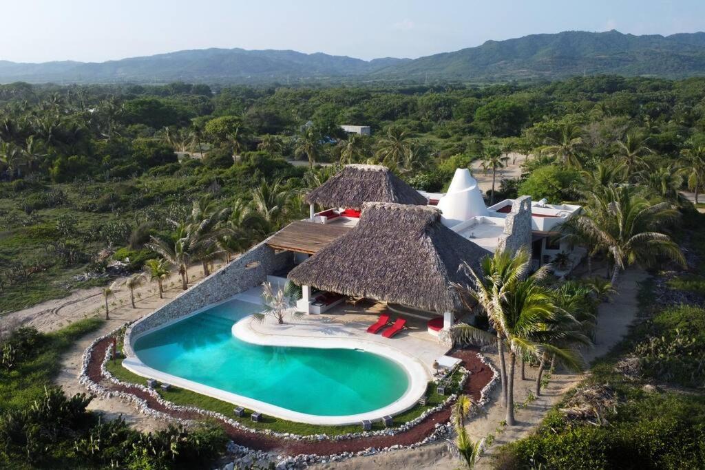 Casa Olivacea - Beachfront Villa