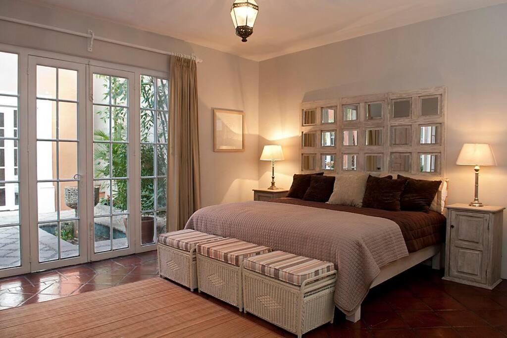 Casa Robelina 4bd+4bths. Center.