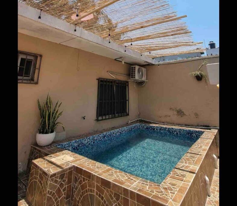 Casa sola con alberca pequeña y estacionamiento