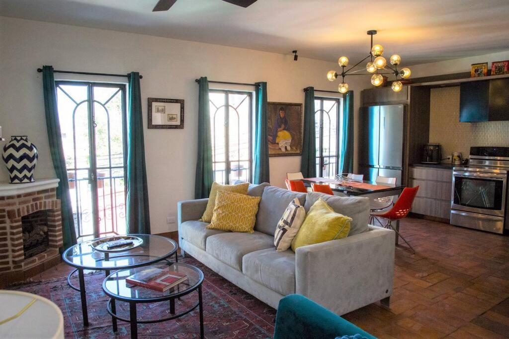 Chic 4-bedroom home near historic downtown