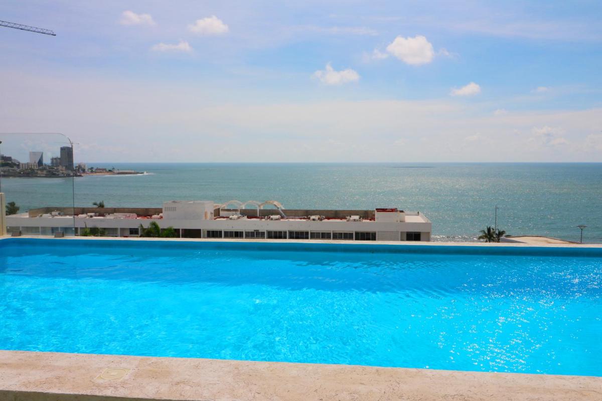 Departamento con terraza privada y alberca a 1 cuadra del Malecón - Flamingo 102