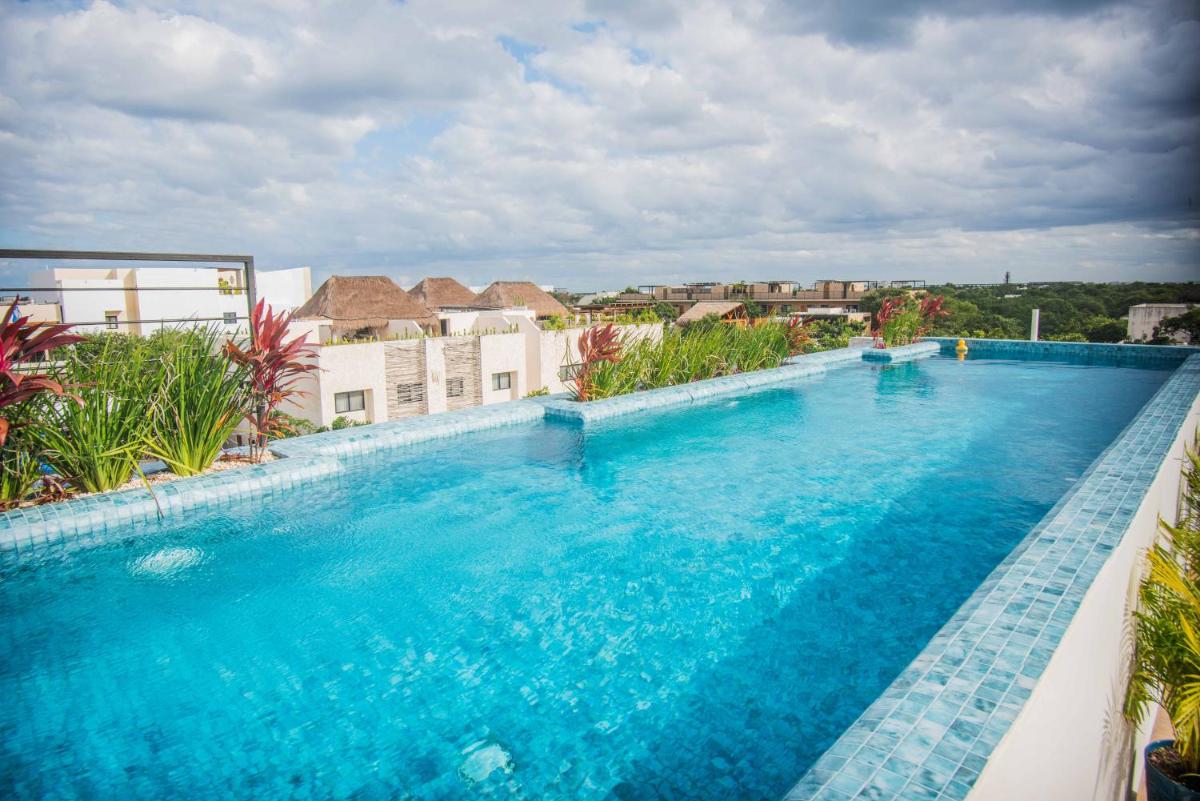 Downtown Penthouse with Private Pool, Rooftop Pool and Gym, short distance from Beaches, Restaurants & Nightlife
