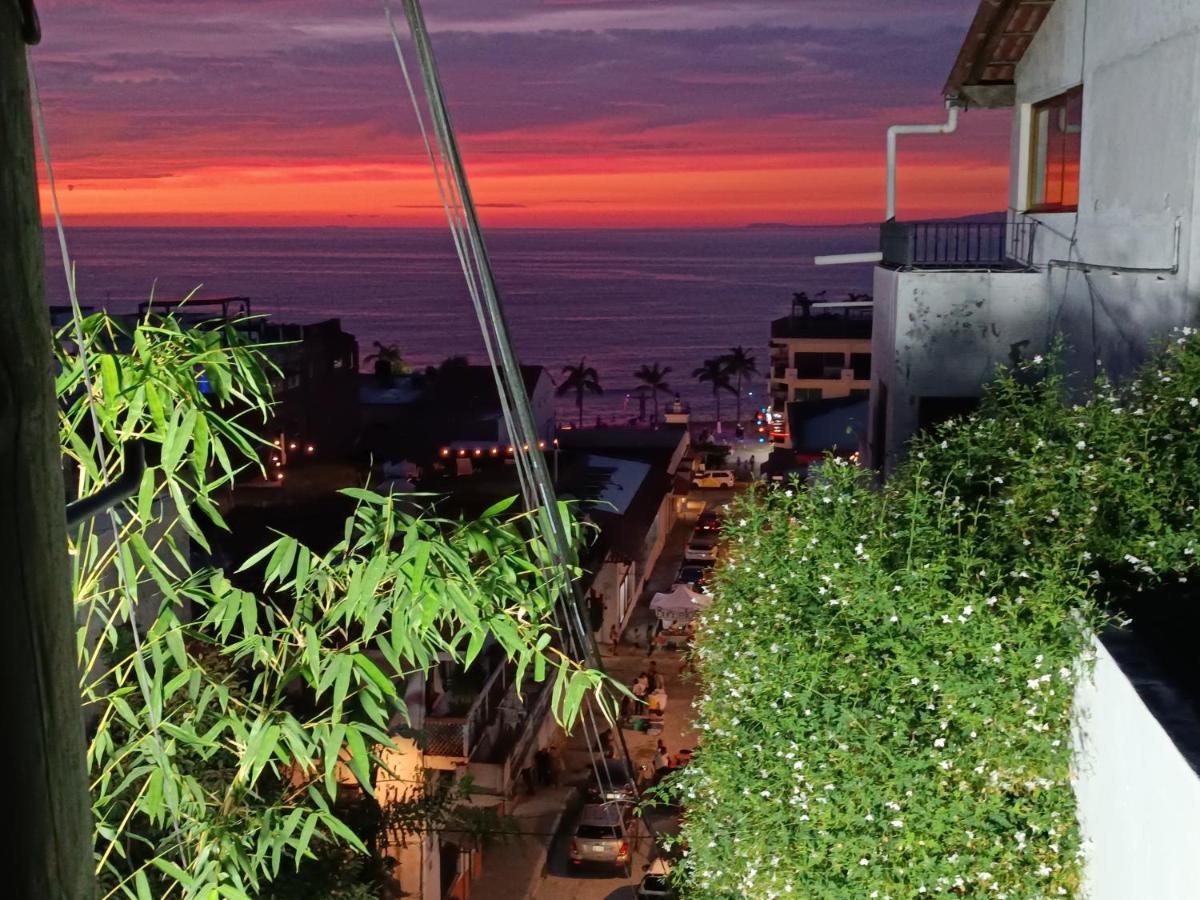 Estudio y terraza con vista al mar por el malecón