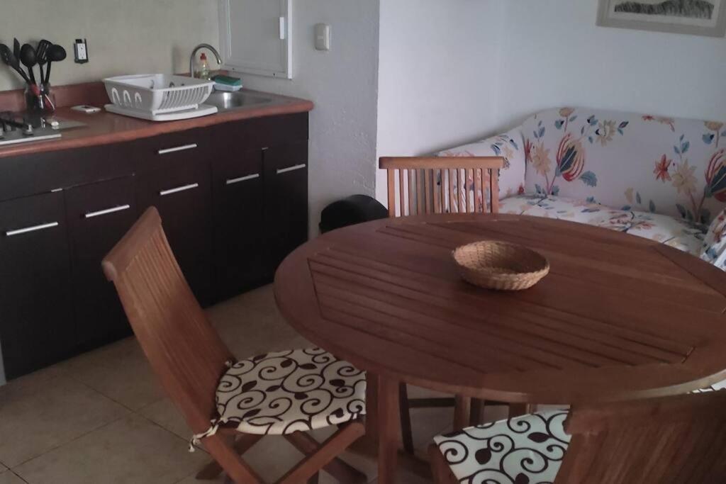 Great Price, Beautiful Beach and Pool, 1 Bedroom