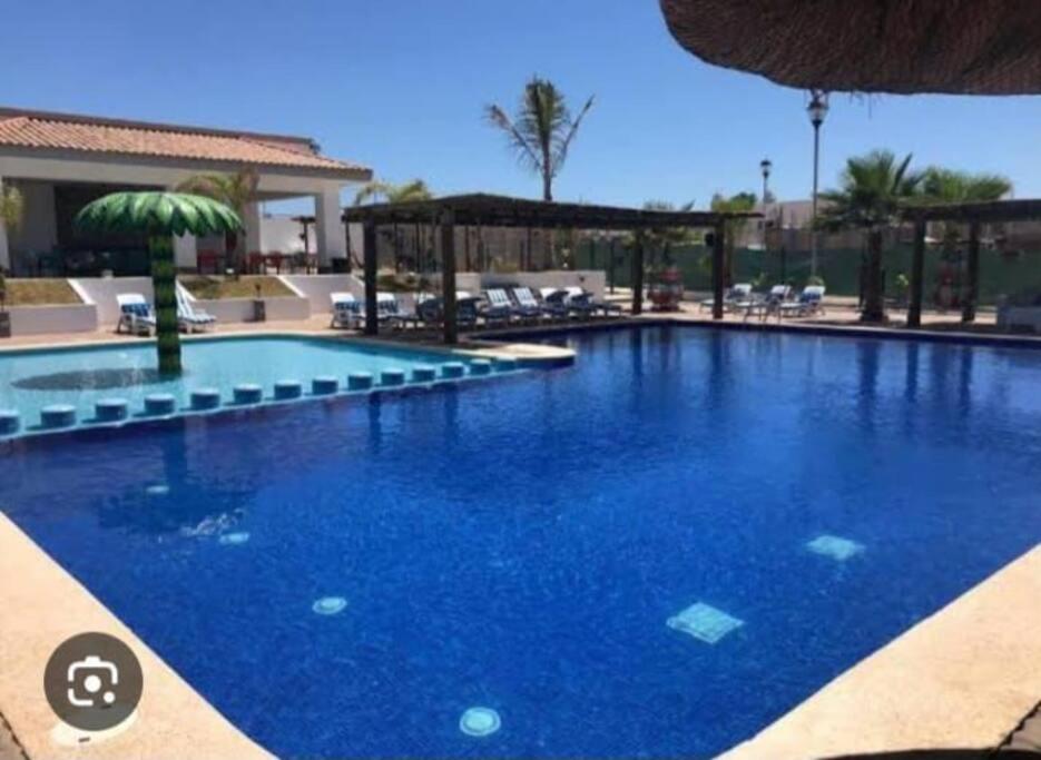 Hermosa Casa familiar azul marino 1