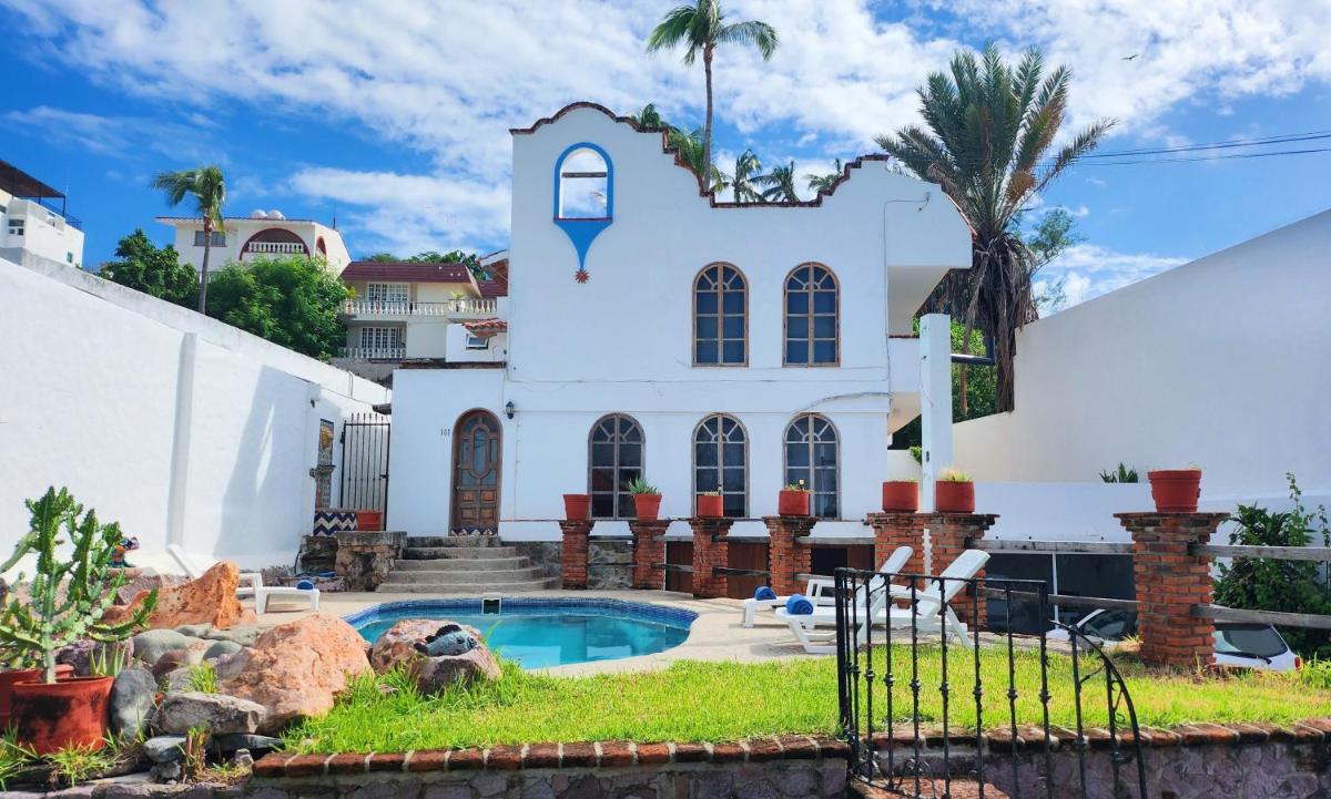 Hill House Mazatlan - Bed & Breakfast
