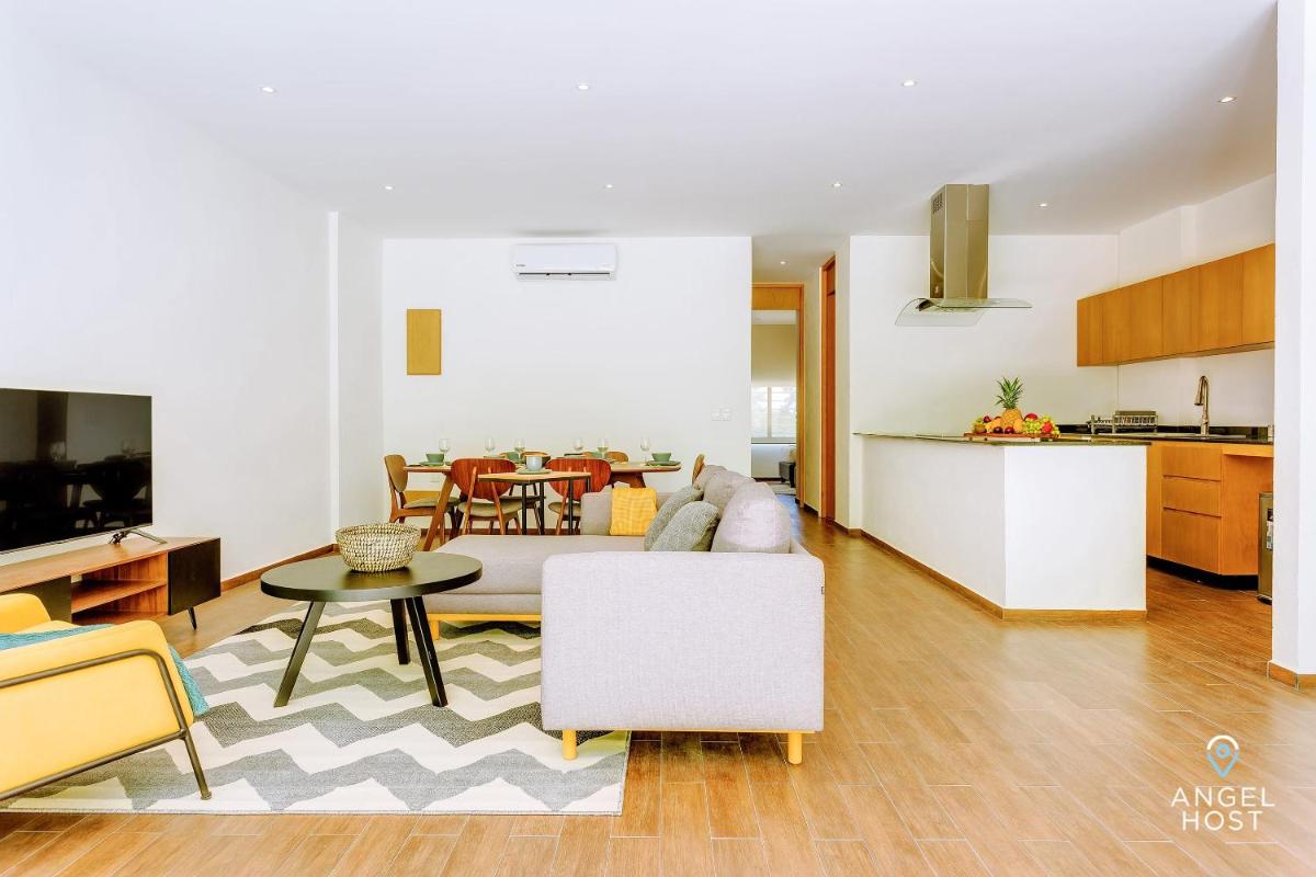 Incredible Oceanview Roof Lounge, Apartment units 2 Blocks to Beach