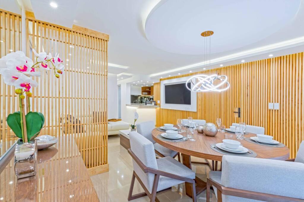 Luxury 3BR Apartment, Wifi, Smart Tvs, Laundry.