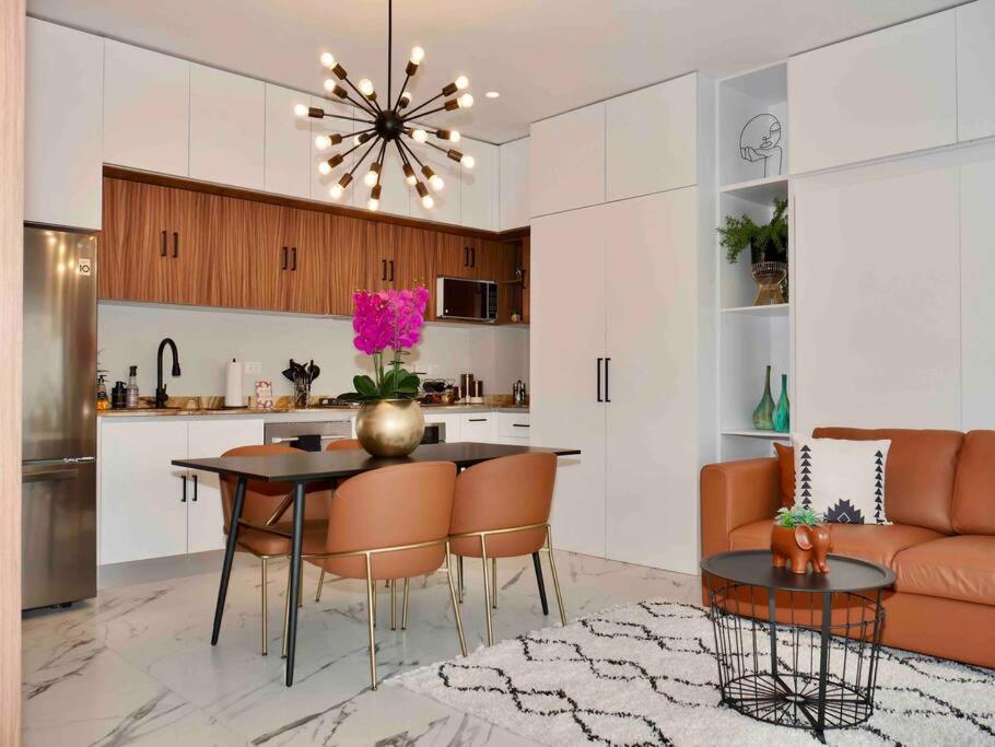 Modern 1 bedroom (Avida Condos) located in Zona Romantica