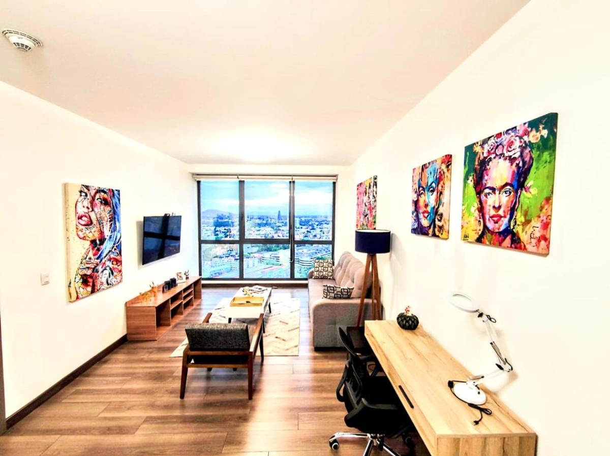 Modern Hi-Rise amazing views, pool & HS internet!