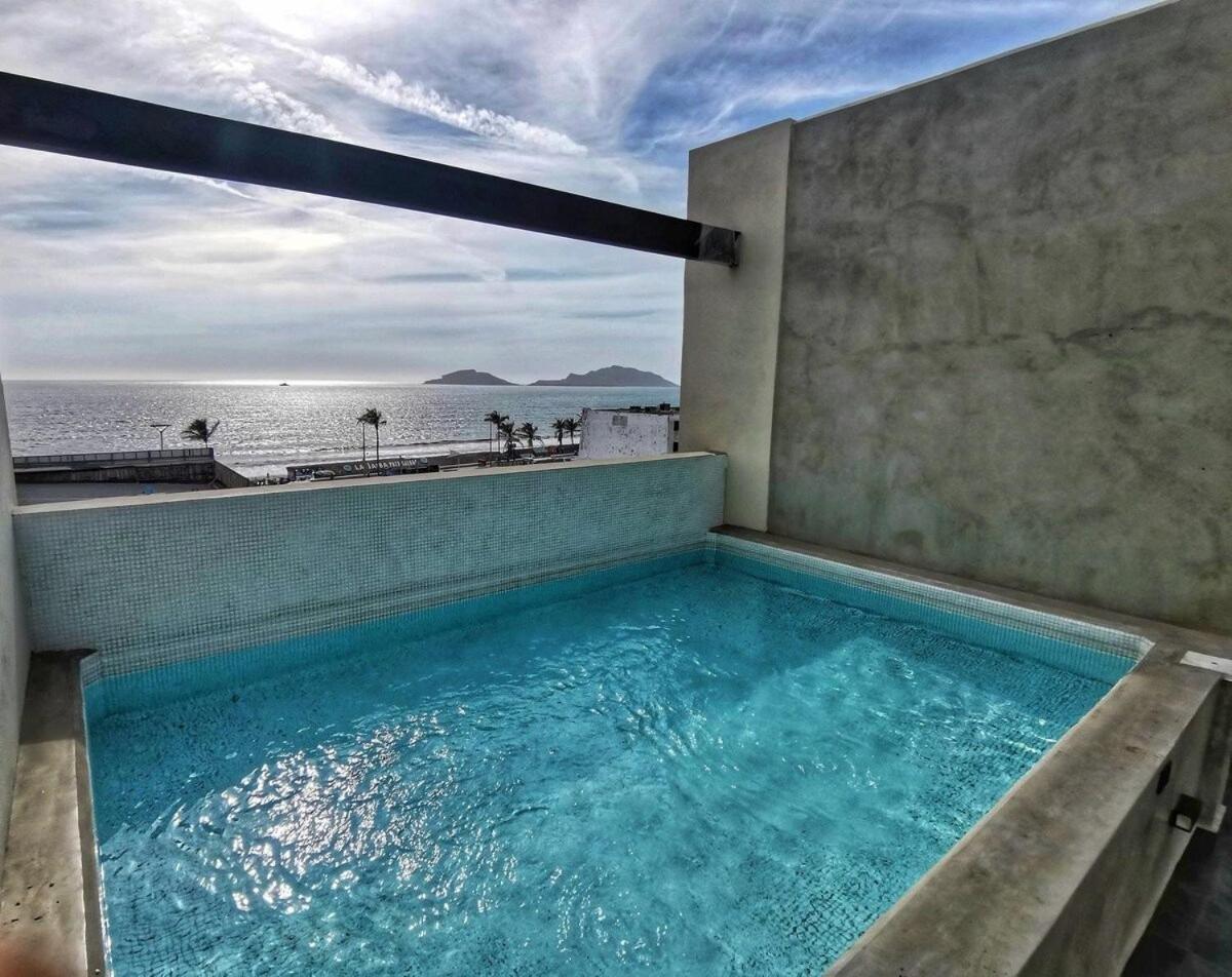 Moderno loft, a 1/2 cuadra de malecón, con alberca.