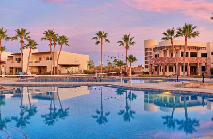 New Built Condo minutes to Beach!