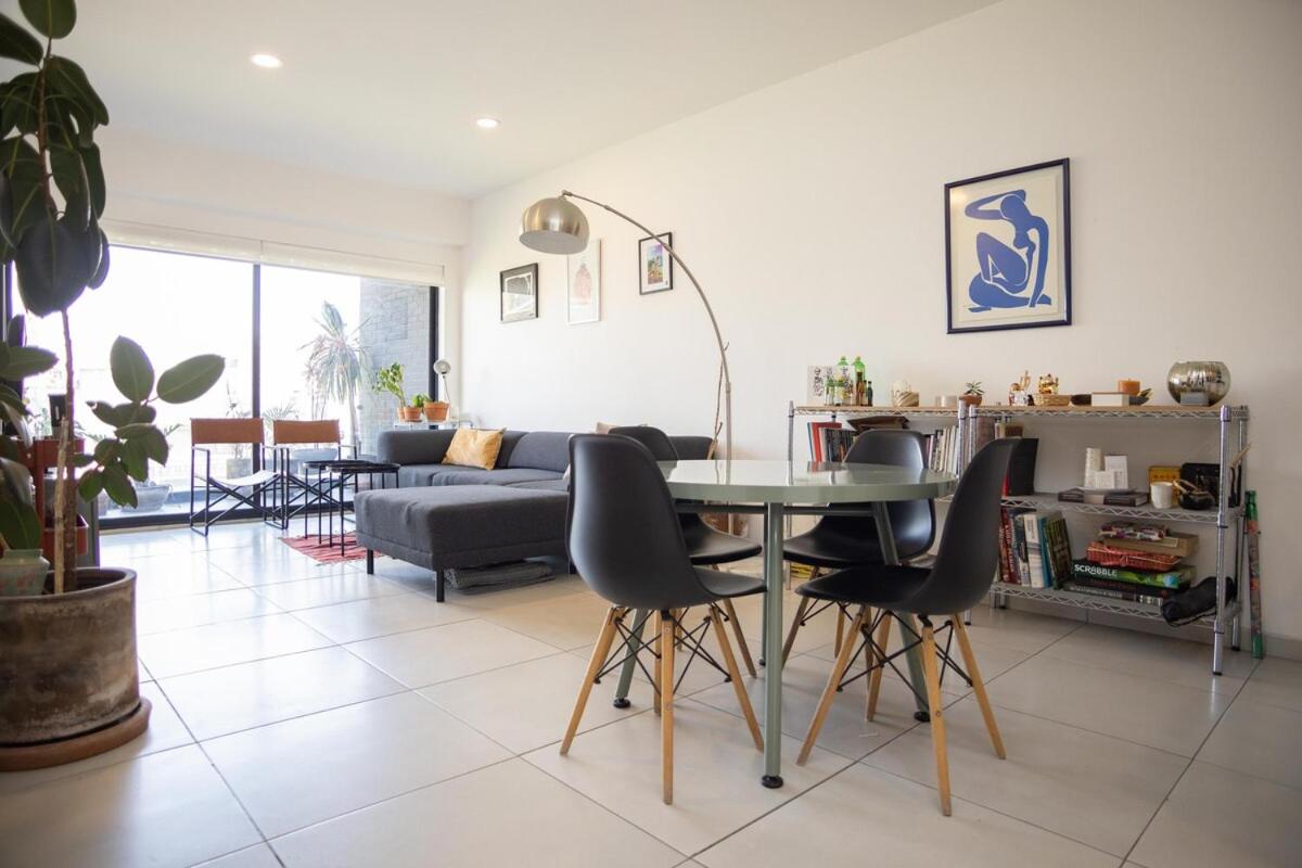NEW Cute Napoles Condo Private Terrace Smart TV