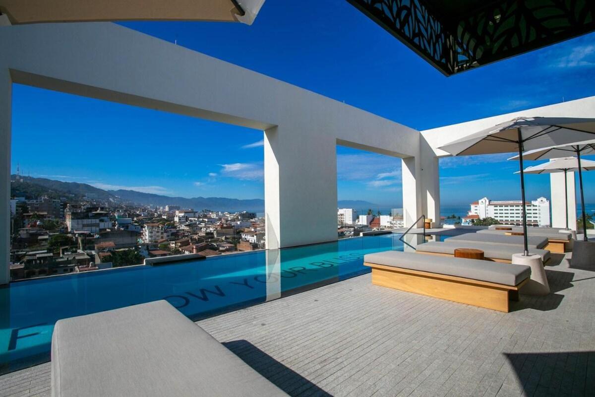 NEW Downtown 2 BR, Pool, Gym, BBQ