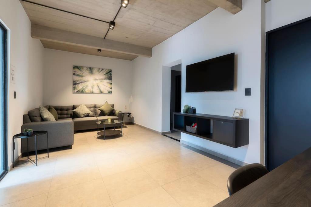 P202 Walk to Zocalo 3Bdrm 2bath Rooftop AC