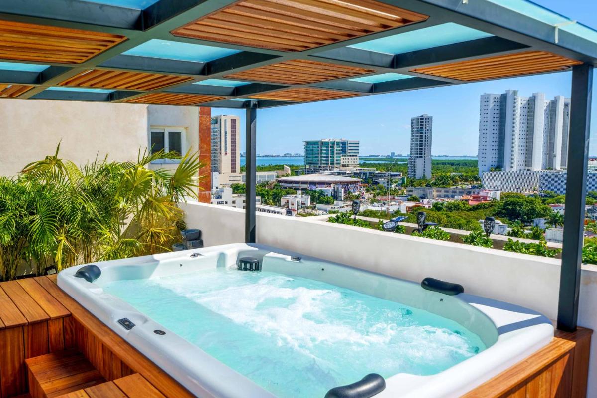 Penthouse with Private Jacuzzi - Three Bedroom