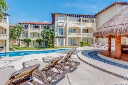 Pool, Gazebo, Parking, 2 Blocks to Beach & 5th Ave
