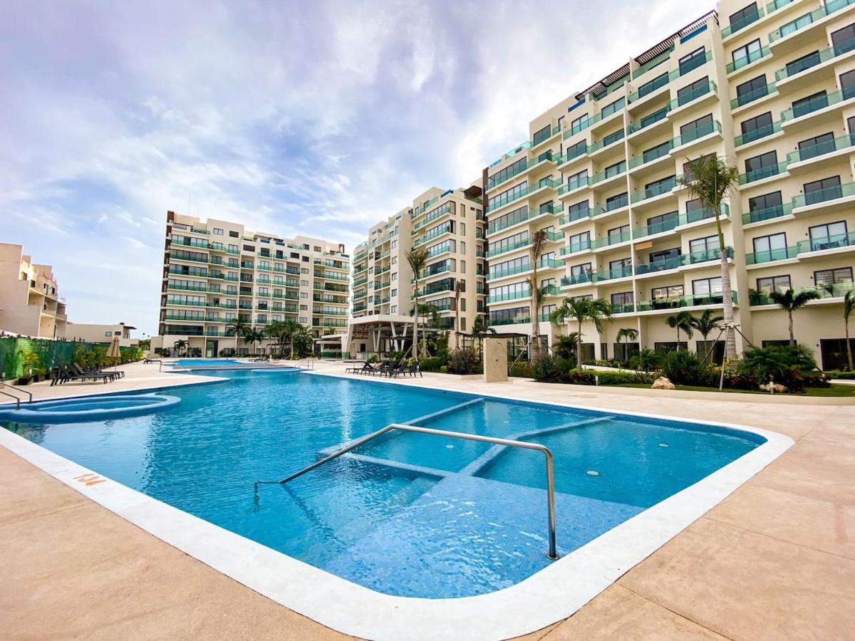 Spacious 2BR Pet Friendly with pool bbq parking and gym