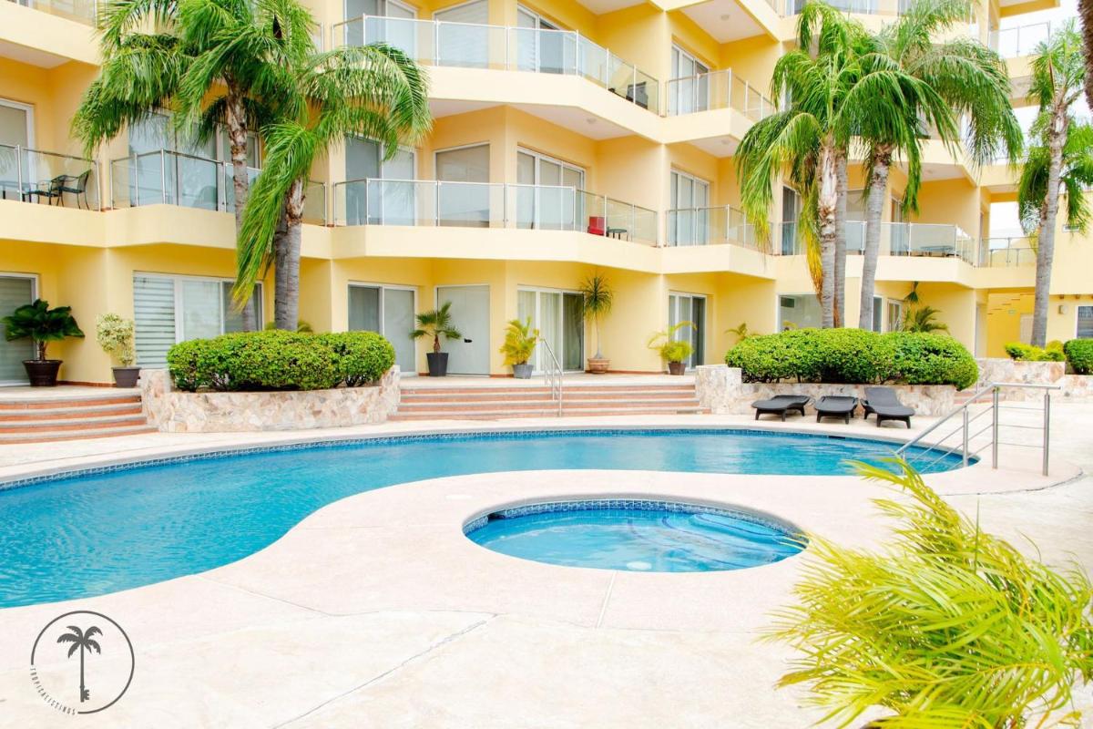 Spacious Apartment with Pool Facing the Ocean in Mazatlán - Marina