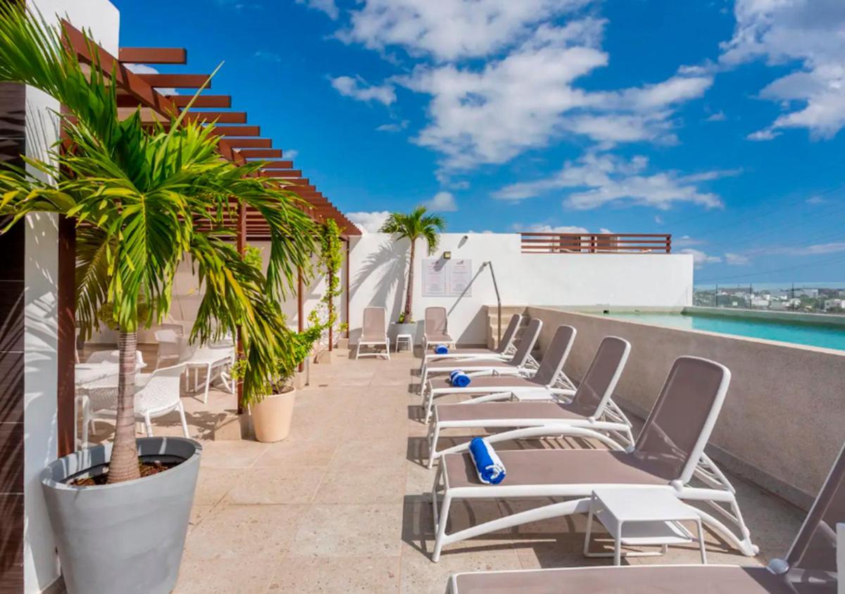 Spacious PH studio, amazing roof with jacuzzi C7