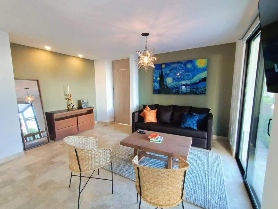 Starry Night Beautiful 1st floor apt w/luxury amenities