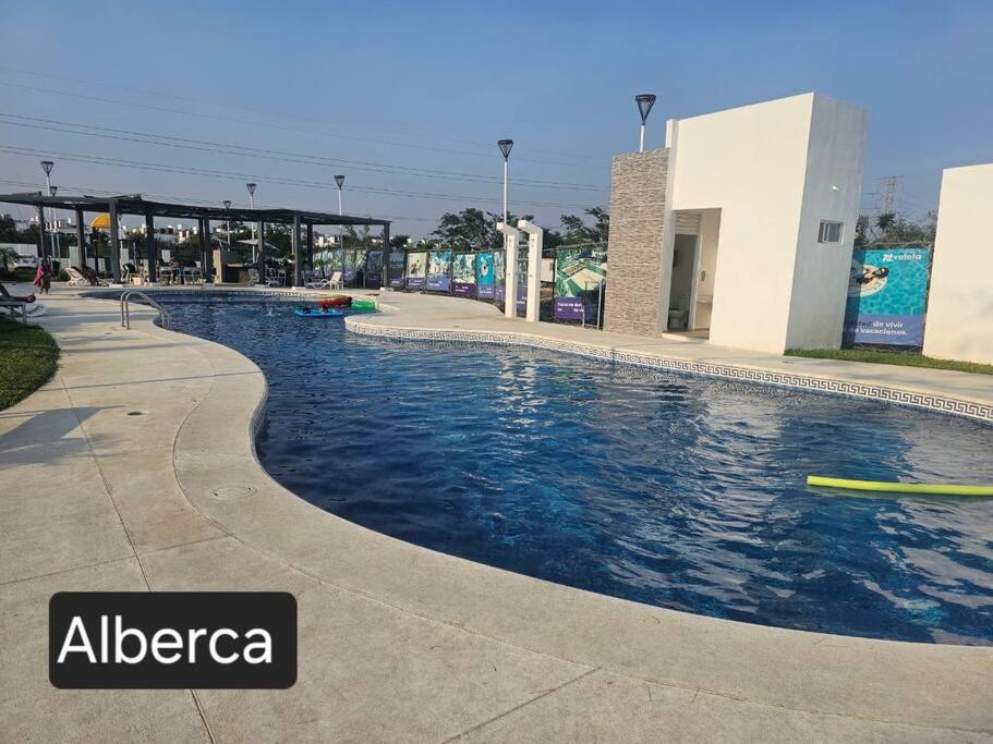 Todo el departamento tiene aire acondicionado