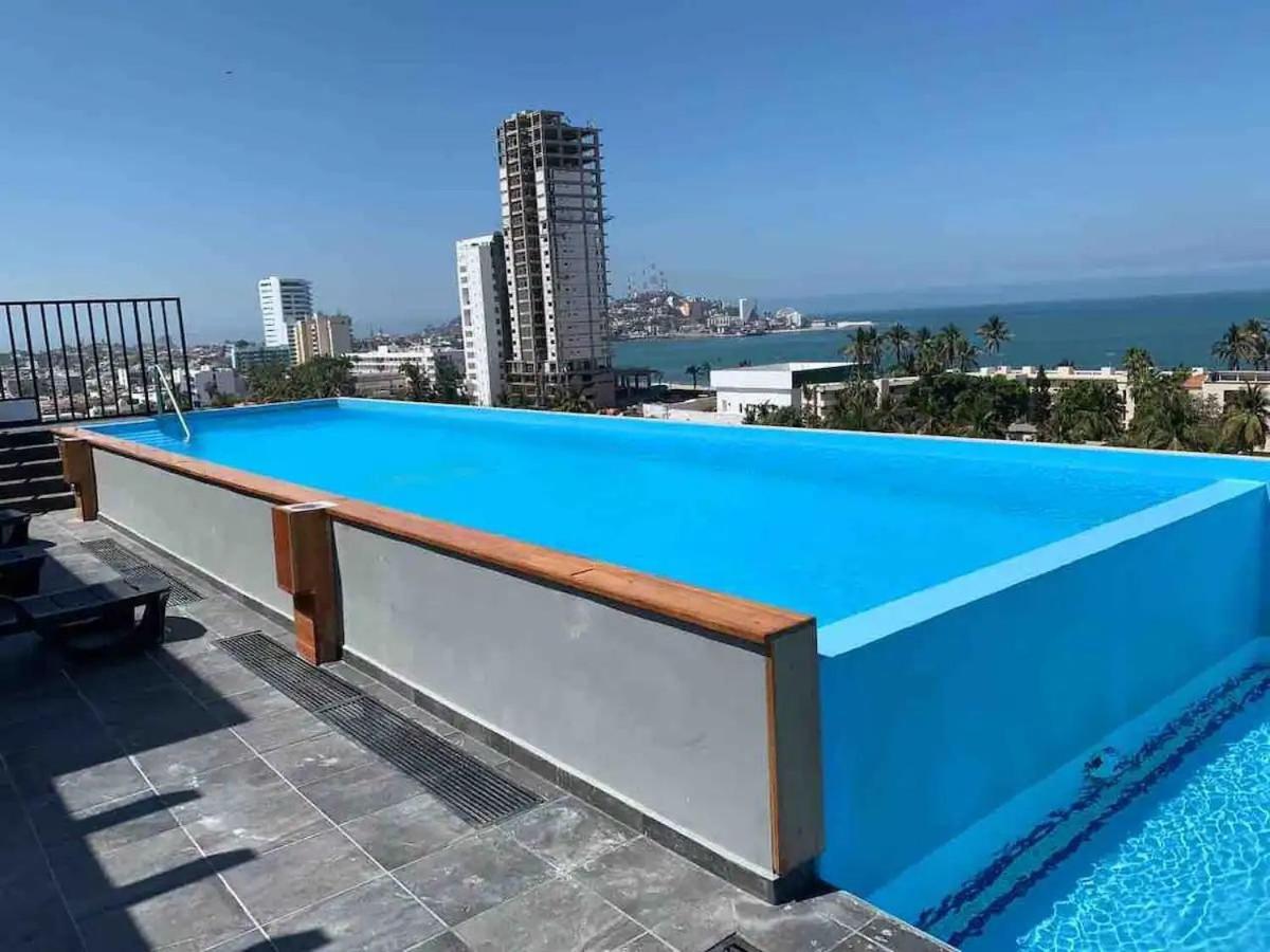 Torre con roof top y piscina con vista al mar