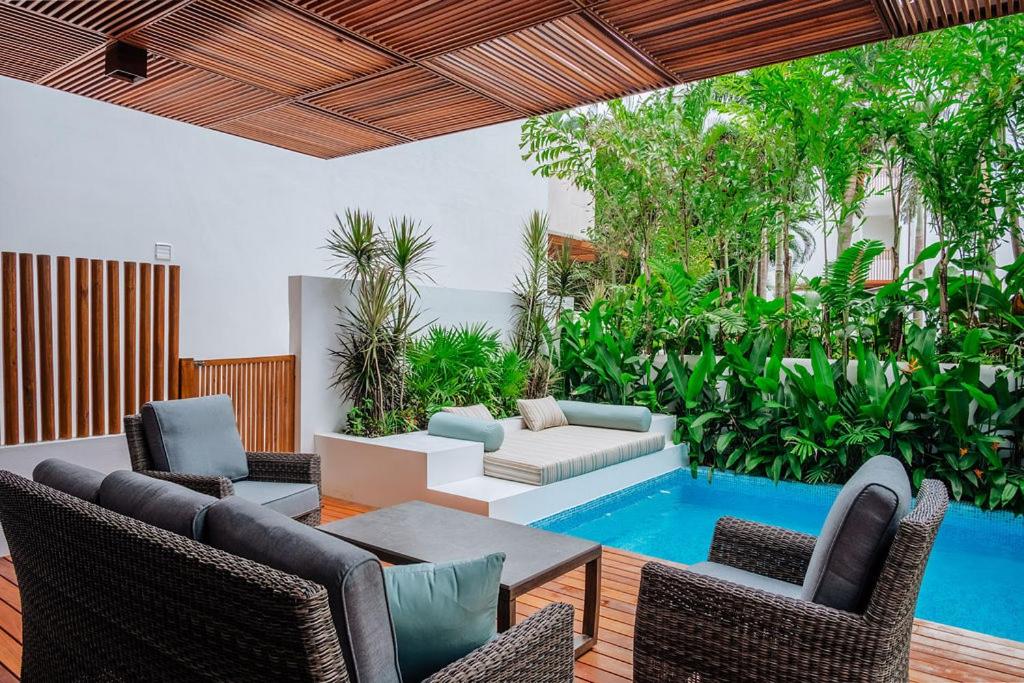 Tropical Paradise Beachfront Villa with Pool & BBQ